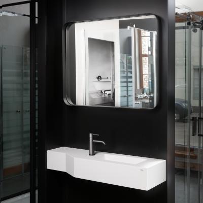 PAA Vannu Salons piedāvā elegantu kvadrātveida spoguli ar iepaļiem stūriem, metāla rāmī